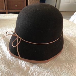 Brown cloche hat with tan bowstring